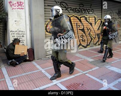 Athènes, Grèce. 6 décembre 2012. Les agents de police passent par la ville lors des protestations sur le quatrième anniversaire de la mort d'Alexandros Grigoropoulos, le 06.12.2012 à Athènes en Grèce. Alexandros Grigoropoulos a été tué le 06.12.2008 à l'âge de 15 ans par une balle d'une arme de la police. Banque D'Images