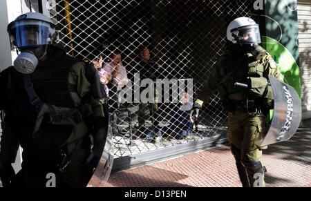 Athènes, Grèce. 6 décembre 2012. Les agents de police passent par la ville lors des protestations sur le quatrième anniversaire de la mort d'Alexandros Grigoropoulos, le 06.12.2012 à Athènes en Grèce. Alexandros Grigoropoulos a été tué le 06.12.2008 à l'âge de 15 ans par une balle d'une arme de la police. Banque D'Images