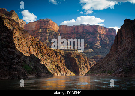 Vue sur les parois du canyon du Grand Canyon vu d'un radeau sur la rivière Colorado Banque D'Images