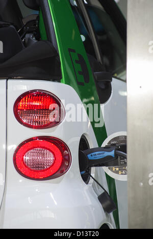 Bologne, Italie. 6 décembre 2012. Smart électrique est montré avec une colonne de ravitaillement au Motor Show de Bologne. Propulsion électrique zéro émission et voiture sont l'un des objectifs de l'événement. Banque D'Images