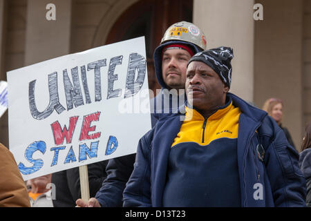 Lansing, Michigan - les membres de l'Union se sont ralliés à la capitale de l'Etat pour protester contre coup "droit de travailler" projet de loi soutenu par les législateurs républicains et gouverneur Rick Snyder. Banque D'Images