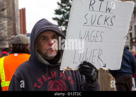 Lansing, Michigan - les membres de l'Union se sont ralliés à la capitale de l'Etat pour protester contre coup "droit de travailler" projet de loi soutenu par les législateurs républicains et gouverneur Rick Snyder. Banque D'Images