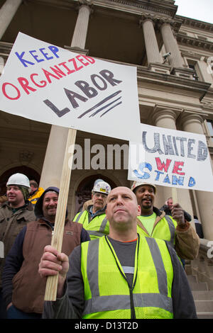 Lansing, Michigan - les membres de l'Union se sont ralliés à la capitale de l'Etat pour protester contre coup "droit de travailler" projet de loi soutenu par les législateurs républicains et gouverneur Rick Snyder. Banque D'Images