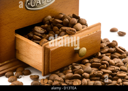 Moulin à café en bois avec tiroirs haricots sur white Banque D'Images