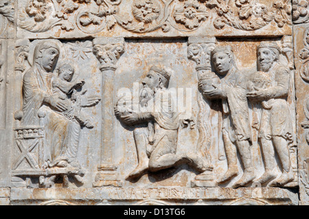 Italie, Vénétie, Verona, basilique San Zeno, scène de la Nativité, l'Adoration des Mages, détail façade Banque D'Images