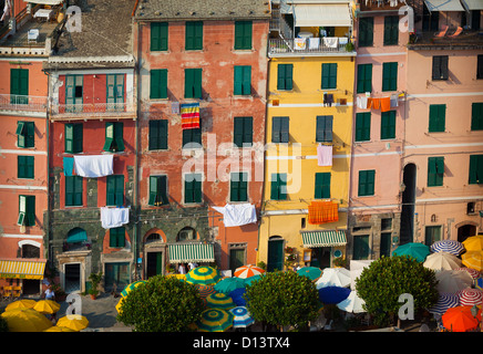 Façade de maison et parasols à Vernazza place de la ville. Vernazza est une petite ville en Italie, le Parc National des Cinque Terre. Banque D'Images