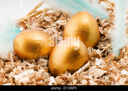 Composition décorative de Pâques avec des oeufs d'or Banque D'Images