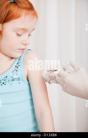 États-unis, Illinois, Metamora, Girl (4-5) ayant la vaccination dans le bureau de médecin Banque D'Images