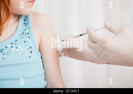 États-unis, Illinois, Metamora, Girl (4-5) ayant la vaccination dans le bureau de médecin Banque D'Images