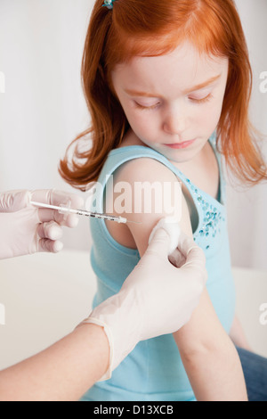 États-unis, Illinois, Metamora, Girl (4-5) ayant la vaccination dans le bureau de médecin Banque D'Images