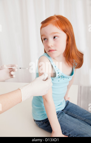 États-unis, Illinois, Metamora, Girl (4-5) ayant la vaccination dans le bureau de médecin Banque D'Images