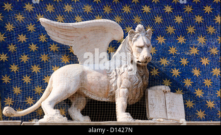 Le Lion de Saint Marc et livre de la justice sur le dessus de la basilique San Marco dans la ville italienne de Venise Banque D'Images