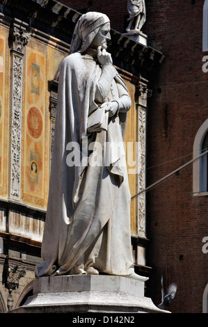 Italie, Vénétie, Vérone, Piazza dei Signori Square, Monument à Dante Aighieri Banque D'Images