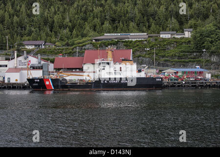 6 juillet 2012 - Ketchikan Gateway Borough, Alaska, Etats-Unis - le garde-côte CCG Anthony Petit est un 175-foot, baliseur côtier, l'entretien des aides à la navigation dans les eaux côtières du sud-est de l'Alaska a accosté à l'US Coast Guard Station Ketchikan, à l'entrée de la frontière de l'Alaska et le 17e District de la Garde côtière canadienne, situé sur la ville d'Ketchikanâ€™eau. (Crédit Image : © Arnold Drapkin/ZUMAPRESS.com) Banque D'Images