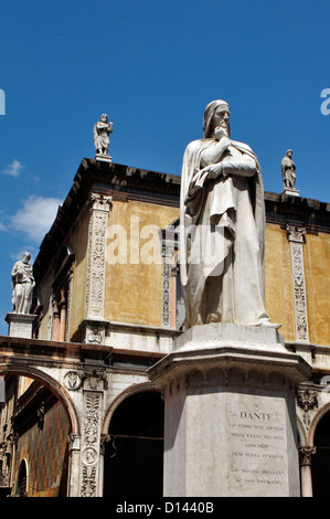 Italie, Vénétie, Vérone, Piazza dei Signori Square, Monument à Dante Aighieri Banque D'Images