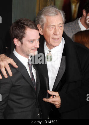 Le 6 décembre, 2012 - New York, New York, États-Unis - Acteurs Elijah Wood IAN MCKELLEN et assister à la première de New York "Le Hobbit : Un voyage inattendu" tenu à la Ziegfeld Theatre. (Crédit Image : © Kaszerman ZUMAPRESS.com)/Nancy Banque D'Images