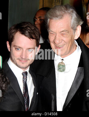 Le 6 décembre, 2012 - New York, New York, États-Unis - Acteurs Elijah Wood IAN MCKELLEN et assister à la première de New York "Le Hobbit : Un voyage inattendu" tenu à la Ziegfeld Theatre. (Crédit Image : © Kaszerman ZUMAPRESS.com)/Nancy Banque D'Images