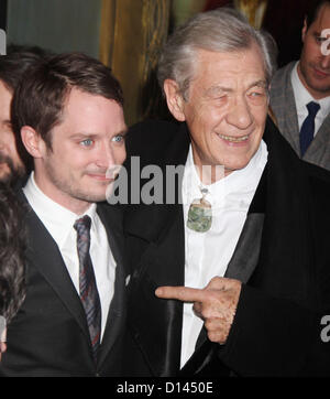 Le 6 décembre, 2012 - New York, New York, États-Unis - Acteurs Elijah Wood IAN MCKELLEN et assister à la première de New York "Le Hobbit : Un voyage inattendu" tenu à la Ziegfeld Theatre. (Crédit Image : © Kaszerman ZUMAPRESS.com)/Nancy Banque D'Images