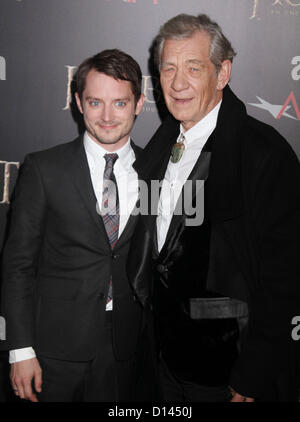 Le 6 décembre, 2012 - New York, New York, États-Unis - Acteurs Elijah Wood IAN MCKELLEN et assister à la première de New York "Le Hobbit : Un voyage inattendu" tenu à la Ziegfeld Theatre. (Crédit Image : © Kaszerman ZUMAPRESS.com)/Nancy Banque D'Images