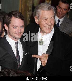 Le 6 décembre, 2012 - New York, New York, États-Unis - Acteurs Elijah Wood IAN MCKELLEN et assister à la première de New York "Le Hobbit : Un voyage inattendu" tenu à la Ziegfeld Theatre. (Crédit Image : © Kaszerman ZUMAPRESS.com)/Nancy Banque D'Images