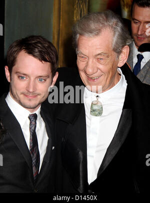 Le 6 décembre, 2012 - New York, New York, États-Unis - Acteurs Elijah Wood IAN MCKELLEN et assister à la première de New York "Le Hobbit : Un voyage inattendu" tenu à la Ziegfeld Theatre. (Crédit Image : © Kaszerman ZUMAPRESS.com)/Nancy Banque D'Images