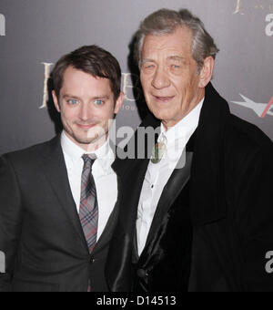 Le 6 décembre, 2012 - New York, New York, États-Unis - Acteurs Elijah Wood IAN MCKELLEN et assister à la première de New York "Le Hobbit : Un voyage inattendu" tenu à la Ziegfeld Theatre. (Crédit Image : © Kaszerman ZUMAPRESS.com)/Nancy Banque D'Images