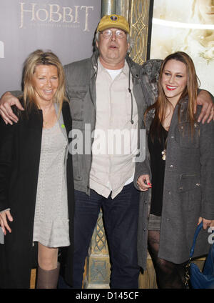 Le 6 décembre, 2012 - New York, New York, États-Unis - l'acteur Chevy Chase avec son épouse JAYNI CHASE ET SA FILLE CALEY LEIGH CHASE assister à la première de New York "Le Hobbit : Un voyage inattendu" tenu à la Ziegfeld Theatre. (Crédit Image : © Kaszerman ZUMAPRESS.com)/Nancy Banque D'Images