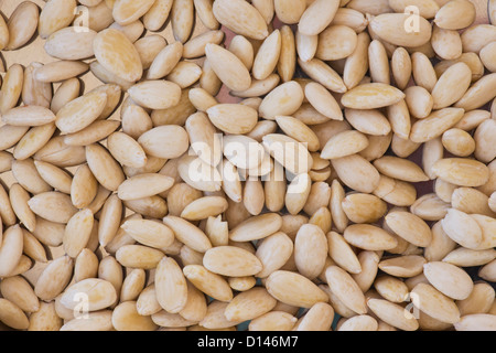 Prunus dulcis. Amandes pelées et trempées Banque D'Images