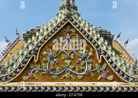 Carreaux de porcelaine chinois décorant la façade d'un temple dans le Grand Palace Bangkok Thaïlande Banque D'Images