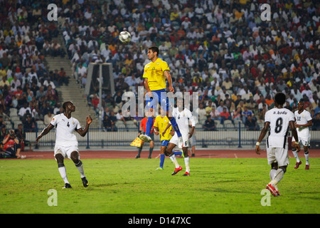 LE CAIRE - 16 OCTOBRE : Alan Kardec, du Brésil, saute pour une tête lors de la finale de la Coupe du monde U-20 de la FIFA 2009 contre le Ghana au stade international du Caire le 16 octobre 2009 au Caire, en Égypte. Usage éditorial exclusif. Pas de poussée vers l'utilisation d'un appareil mobile. Utilisation commerciale interdite. (Photographie de Jonathan Paul Larsen / Diadem images) Banque D'Images