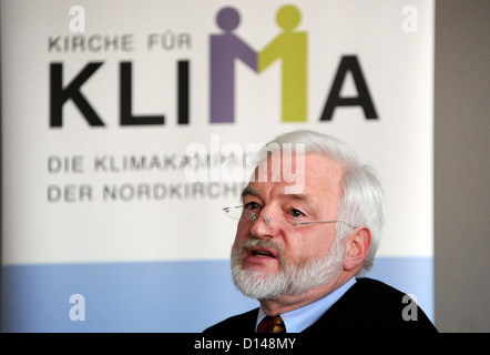 La lauréate du Prix Nobel de l'Université de Flensburg Olav Hohmeyer parle du concept de protection du climat de l'Église évangélique luthérienne du nord de l'Allemagne à l'état le parlement à Kiel, Allemagne, 06 décembre 2012. Jusqu'à présent en Allemagne, c'est le premier concept de protection du climat dévoilé par une église de Russie. Photo : Carsten Rehder Banque D'Images