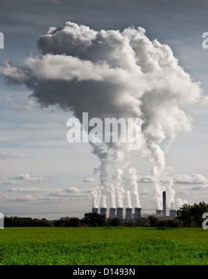 Les panaches de vapeur passant de Drax Power Station à Selby, Yorkshire du Nord, en Europe occidentale, plus grande centrale électrique Banque D'Images