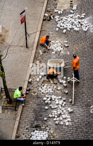 Fixation de l'homme route de galets à Brooklyn, New York, NY, USA Banque D'Images