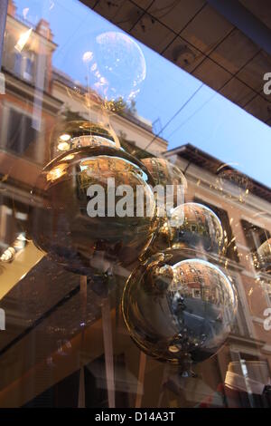 6 Dec 2012 les décorations de Noël et des magasins de mode de la via Condotti street par la place d'Espagne à Rome, Italie Banque D'Images