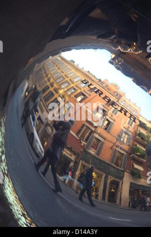 6 Dec 2012 les décorations de Noël et des magasins de mode de la via Condotti street par la place d'Espagne à Rome, Italie Banque D'Images