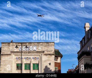 L'Art Déco cinéma Odéon, un avion et ciel bleu en Richmond upon Thames, Royaume-Uni Banque D'Images