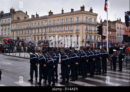 Gendarmes le souvenir du défilé de dimanche (jour du Souvenir), Monument aux Morts, Toulouse, Haute-Garonne, Midi- Pyréneés, Occitanie, France Banque D'Images