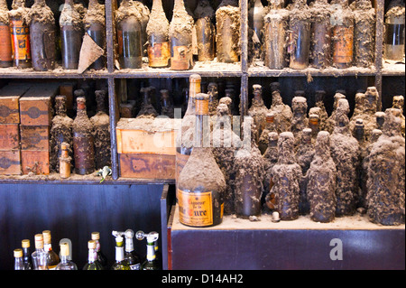 Vin de liqueur poussiéreux et bouteilles utilisées comme des chandeliers dans la Brasserie Pere Leon, Toulouse, Haute-Garonne, France Banque D'Images