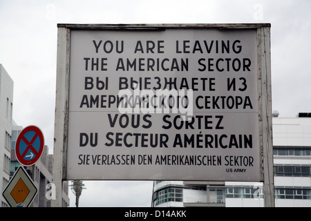 Vous quittez maintenant le secteur américain - se connecter à Checkpoint Charlie Berlin Allemagne Banque D'Images