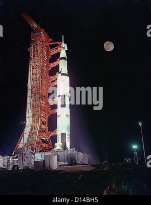 Le véhicule spatial Apollo 17 se trouve en équilibre à la pleine lune sur l'aire de lancement 39A en cours de lancement sur la dernière mission habitée sur la lune le 6 décembre 1972 au Centre spatial Kennedy, en Floride. L'équipage a passé 12,5 jours dans l'espace, y compris trois jours sur la surface lunaire et est la dernière fois que l'homme a posé le pied sur la lune. Banque D'Images