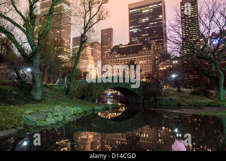 Gapstow bridge Central Park, New York City at night Banque D'Images