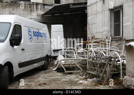 Sofia, Bulgarie. 6 décembre 2012. De vieux lits d'hôpital à côté d'une entrée de service dans l'Empress Johanna Hospital. Parce que les services de santé en Bulgarie sont généralement à court de fonds et le personnel est sous-payé, simple d'entretien et de nettoyage sont souvent écartée. Credit : Johann Brandstatter / Alamy Live News Banque D'Images