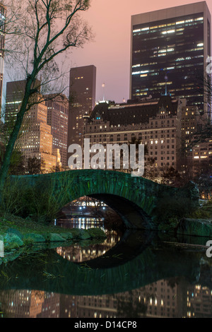 Gapstow bridge Central Park, New York City at night Banque D'Images