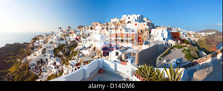 Village traditionnel d'Oia à Santorin en Grèce. Image panoramique Banque D'Images