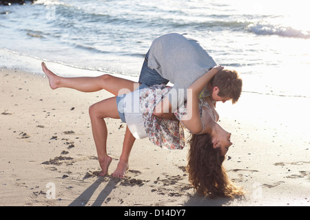 Couple playing together on beach Banque D'Images