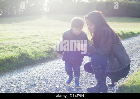 Mère et fils en conversation sur chemin de terre Banque D'Images