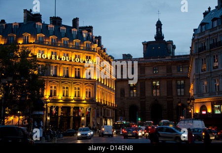 Grand Hotel du Louvre à la place du Palais-Royal à Paris, de nuit. Ile-de-France, Paris, France. Banque D'Images