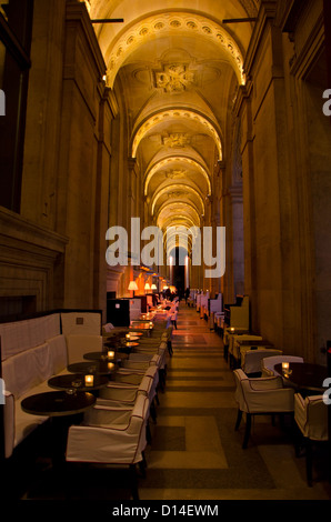 Cafe Marly à Palais Royal, Musée du Louvre à Paris. Ile-de-France, Paris, France. Banque D'Images