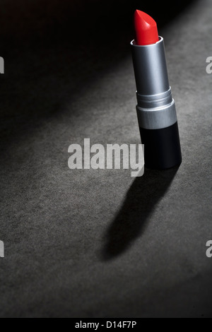 Ouvrir le tube de rouge à lèvres sur le tableau Banque D'Images