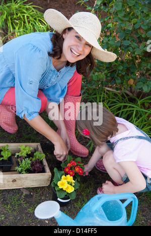 Mère et fille ensemble de jardinage Banque D'Images